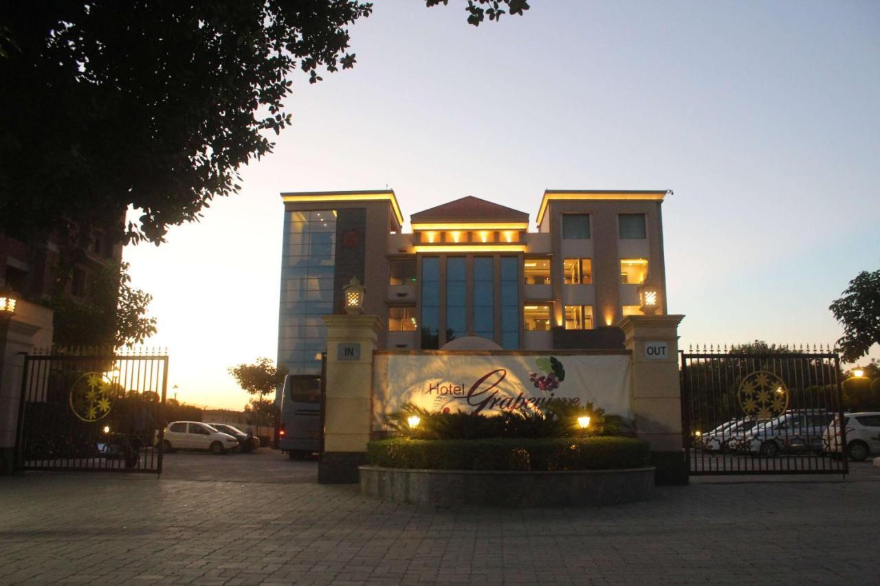 Ramada By Wyndham Varanasi Katesar Chandauli Exterior foto