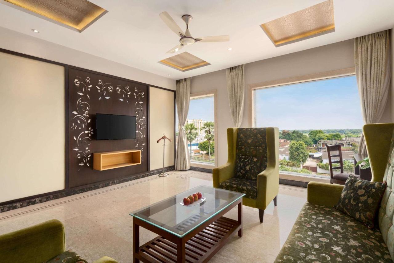 Ramada By Wyndham Varanasi Katesar Chandauli Exterior foto