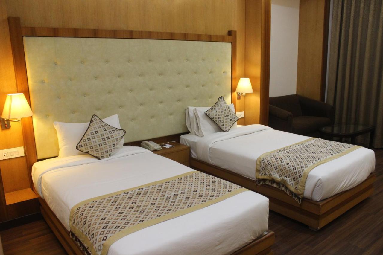 Ramada By Wyndham Varanasi Katesar Chandauli Exterior foto