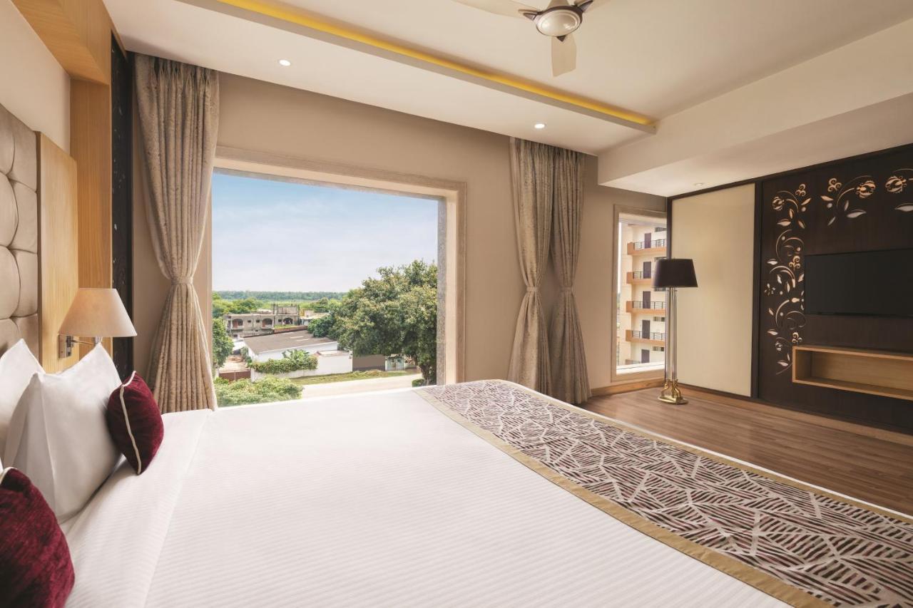 Ramada By Wyndham Varanasi Katesar Chandauli Exterior foto