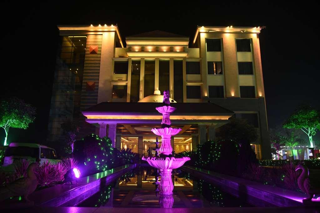 Ramada By Wyndham Varanasi Katesar Chandauli Exterior foto