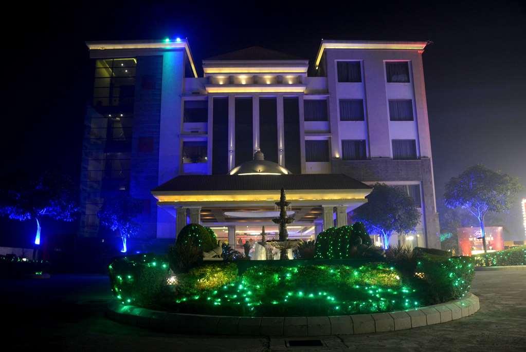 Ramada By Wyndham Varanasi Katesar Chandauli Exterior foto