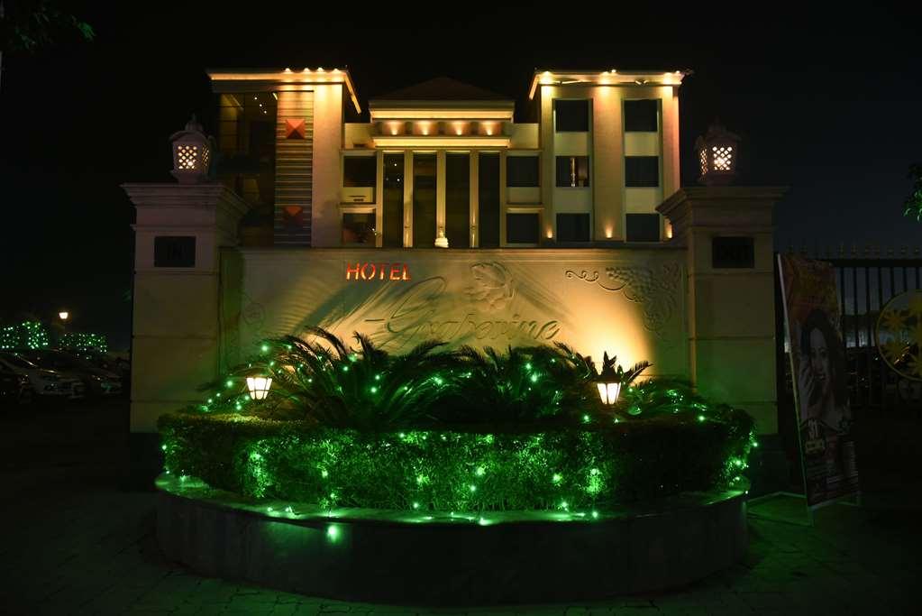 Ramada By Wyndham Varanasi Katesar Chandauli Exterior foto