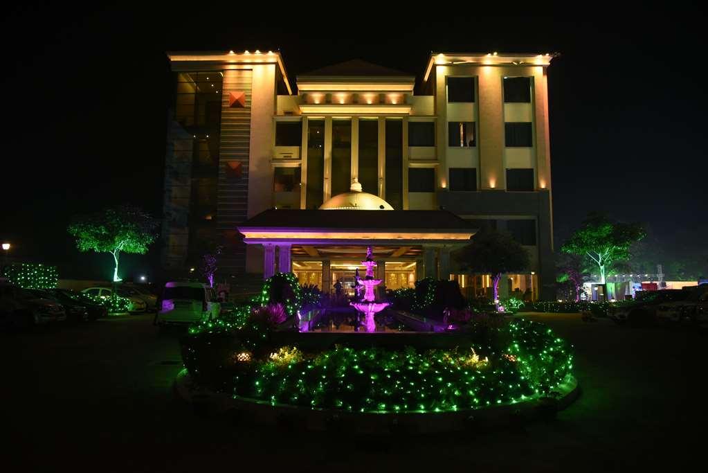 Ramada By Wyndham Varanasi Katesar Chandauli Exterior foto