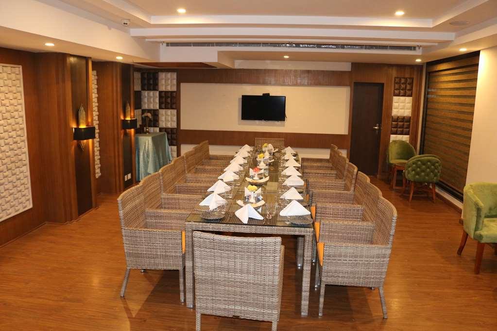 Ramada By Wyndham Varanasi Katesar Chandauli Einrichtungen foto