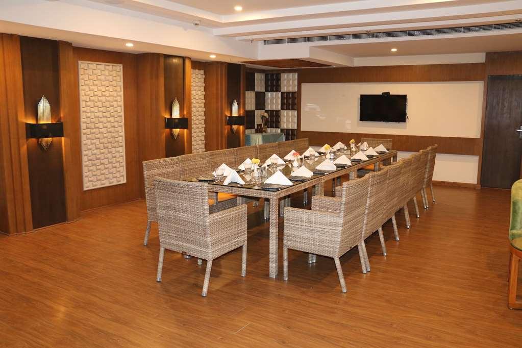 Ramada By Wyndham Varanasi Katesar Chandauli Einrichtungen foto