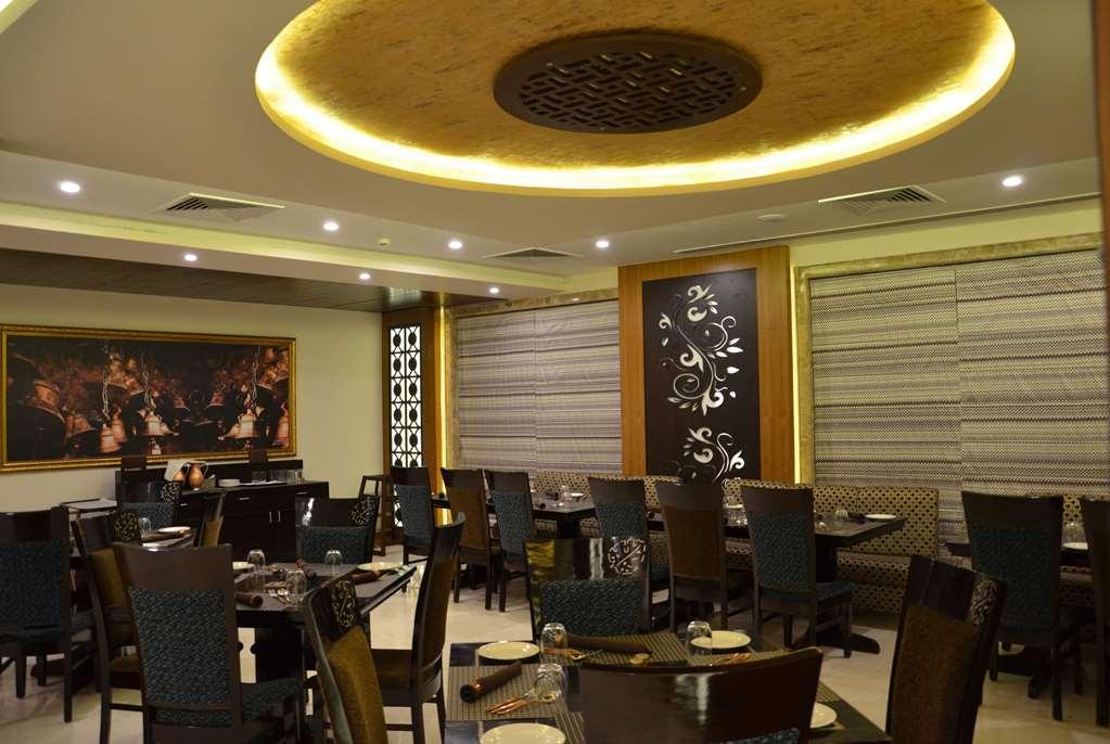 Ramada By Wyndham Varanasi Katesar Chandauli Restaurant foto