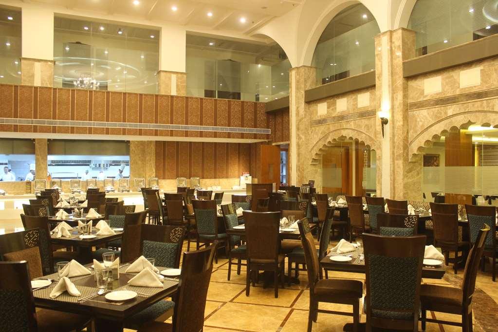 Ramada By Wyndham Varanasi Katesar Chandauli Restaurant foto