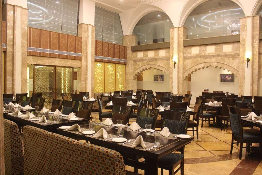 Ramada By Wyndham Varanasi Katesar Chandauli Restaurant foto