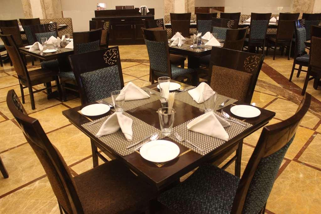 Ramada By Wyndham Varanasi Katesar Chandauli Restaurant foto