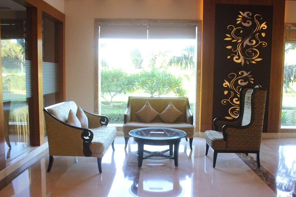 Ramada By Wyndham Varanasi Katesar Chandauli Interior foto
