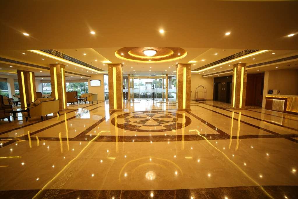 Ramada By Wyndham Varanasi Katesar Chandauli Interior foto